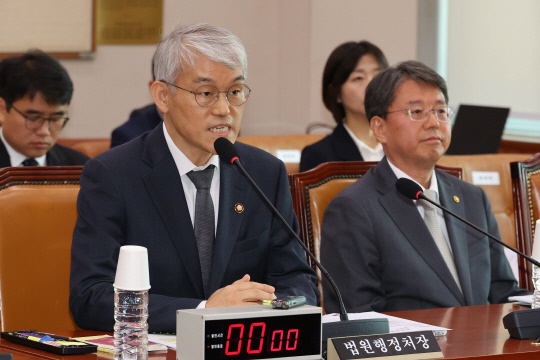 천대엽 법원행정처장이 14일 서울 여의도 국회에서 열린 법원조직법·공직선거법·헌법재판소 등을 심사하는 법제사법위원회 전체회의에서 의원 질의에 답하고 있다. [연합뉴스]